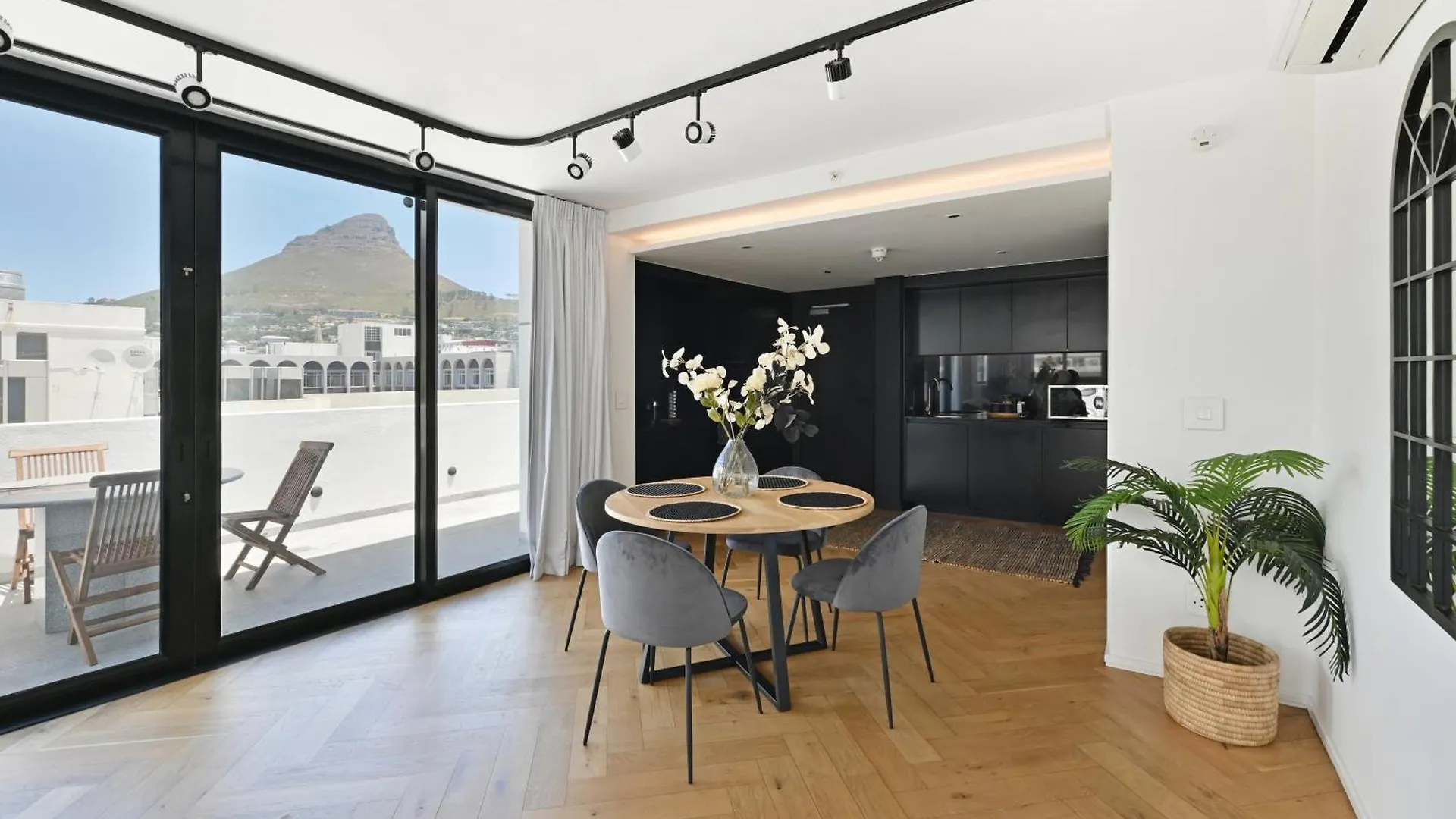 Aasia - Tuinhuis Cape Town