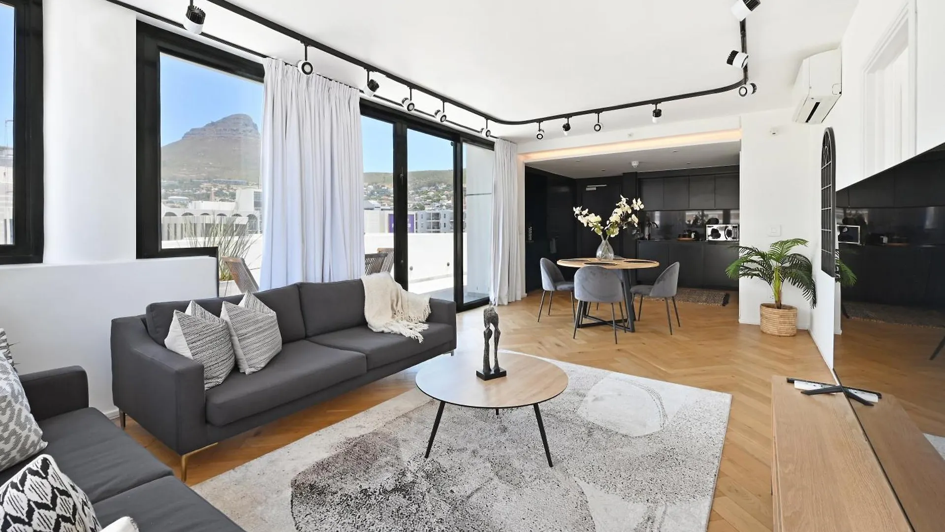 Aasia - Tuinhuis Cape Town 0*,